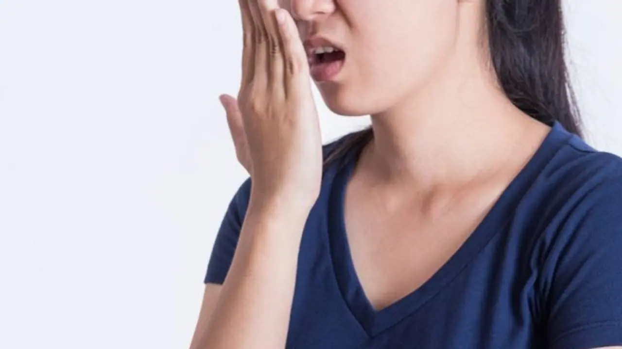 വായ്നാറ്റം അലട്ടുന്നുണ്ടോ? എങ്കിൽ അഞ്ച് കാര്യങ്ങൾ ശ്രദ്ധിക്കാതെ പോകരുത് വായ്നാറ്റം അലട്ടുന്നുണ്ടോ? എങ്കിൽ അഞ്ച് കാര്യങ്ങൾ ശ്രദ്ധിക്കാതെ പോകരുത്