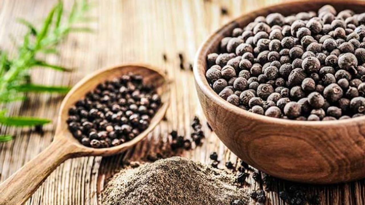 കൊളസ്ട്രോള് മുതല് വണ്ണം കുറയ്ക്കാന് വരെ; അറിയാം കുരുമുളകിന്റെ മറ്റ് ആരോഗ്യഗുണങ്ങൾ... കൊളസ്ട്രോള് മുതല് വണ്ണം കുറയ്ക്കാന് വരെ; അറിയാം കുരുമുളകിന്റെ മറ്റ് ആരോഗ്യഗുണങ്ങൾ...