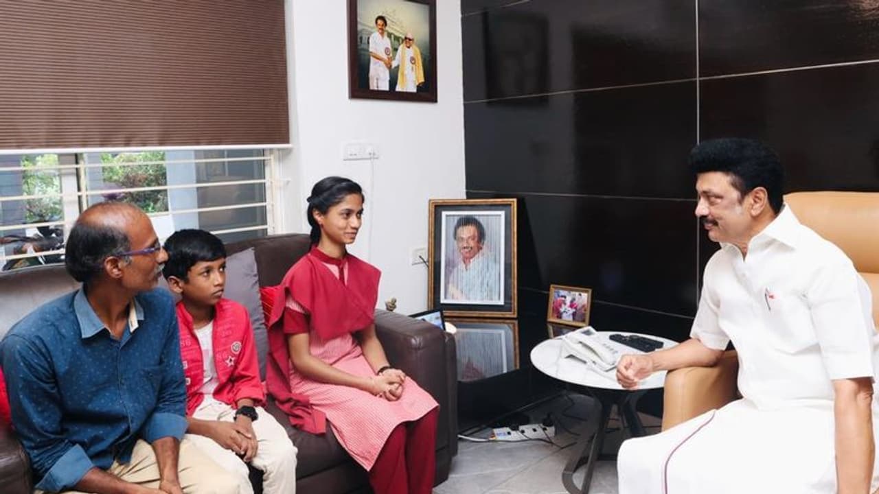 ఇంటర్ లో 600/600 మార్కులు సాధించిన కార్పెంటర్ కుమార్తె.. అభినందించిన సీఎం స్టాలిన్ ఇంటర్ లో 600/600 మార్కులు సాధించిన కార్పెంటర్ కుమార్తె.. అభినందించిన సీఎం స్టాలిన్