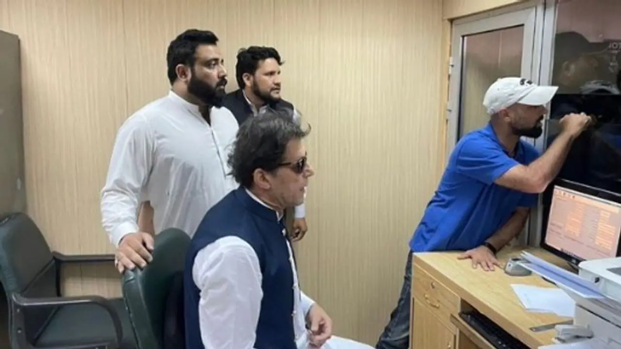 'ಮುಖ್ಯ ನ್ಯಾಯಮೂರ್ತಿ ಏನ್ ಮಾಡ್ತಿದ್ದಾರೆ?' ಪಿಟಿಐ ನಾಯಕನಿಗೆ ಇಮ್ರಾನ್ ಖಾನ್ ಕಳಿಸಿದ ಸಂದೇಶ ಲೀಕ್! 'ಮುಖ್ಯ ನ್ಯಾಯಮೂರ್ತಿ ಏನ್ ಮಾಡ್ತಿದ್ದಾರೆ?' ಪಿಟಿಐ ನಾಯಕನಿಗೆ ಇಮ್ರಾನ್ ಖಾನ್ ಕಳಿಸಿದ ಸಂದೇಶ ಲೀಕ್!