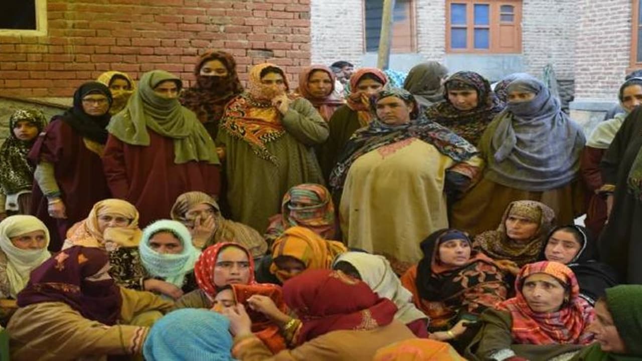 ஆணாதிக்கம், பேராசை : குர்ஆன் ஆணையை மீறி முஸ்லிம் பெண்களின் வாரிசுரிமையை பறிக்கும் சகோதரர்கள்.. ஆணாதிக்கம், பேராசை : குர்ஆன் ஆணையை மீறி முஸ்லிம் பெண்களின் வாரிசுரிமையை பறிக்கும் சகோதரர்கள்..