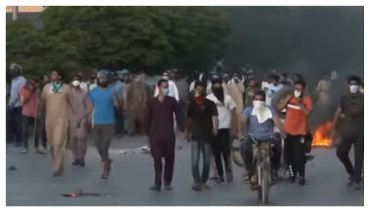 ഇമ്രാൻ ഖാന്റെ അറസ്റ്റ്; പാകിസ്താനിൽ വൻ സംഘർഷം ഇമ്രാൻ ഖാന്റെ അറസ്റ്റ്; പാകിസ്താനിൽ വൻ സംഘർഷം