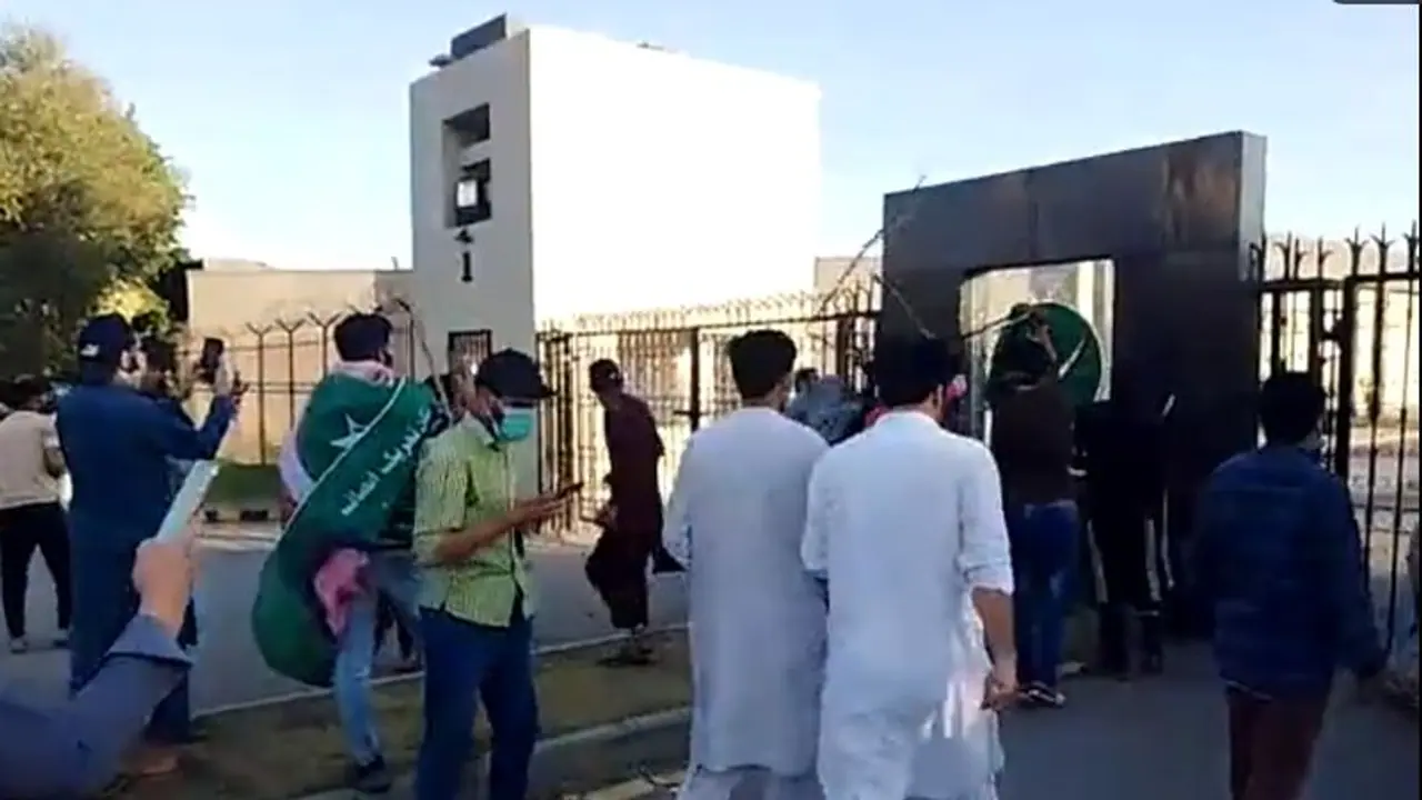 ಸೇನೆ ವಿರುದ್ಧ ದಂಗೆ, ಇಮ್ರಾನ್ ಬಂಧನದ ಬಳಿಕ ಪಾಕಿಸ್ತಾನದಲ್ಲಿ ತುರ್ತು ಪರಿಸ್ಥಿತಿ ನಿರ್ಮಾಣ!