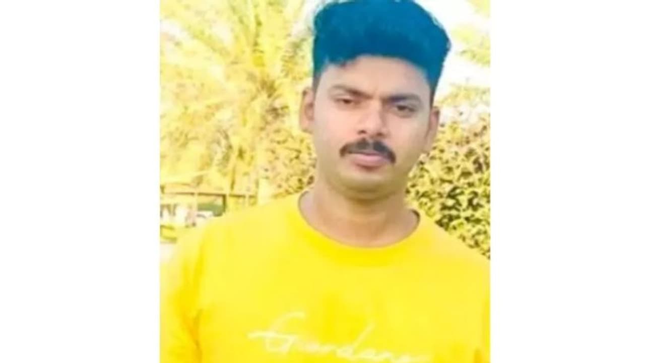 ബോട്ട് ദുരന്തത്തില് പ്രവാസിക്ക് നഷ്ടമായത് കുടുംബത്തിലെ മൂന്ന് പേരെ; ആശ്വസിപ്പിക്കാനാവാതെ സുഹൃത്തുക്കള് ബോട്ട് ദുരന്തത്തില് പ്രവാസിക്ക് നഷ്ടമായത് കുടുംബത്തിലെ മൂന്ന് പേരെ; ആശ്വസിപ്പിക്കാനാവാതെ സുഹൃത്തുക്കള്