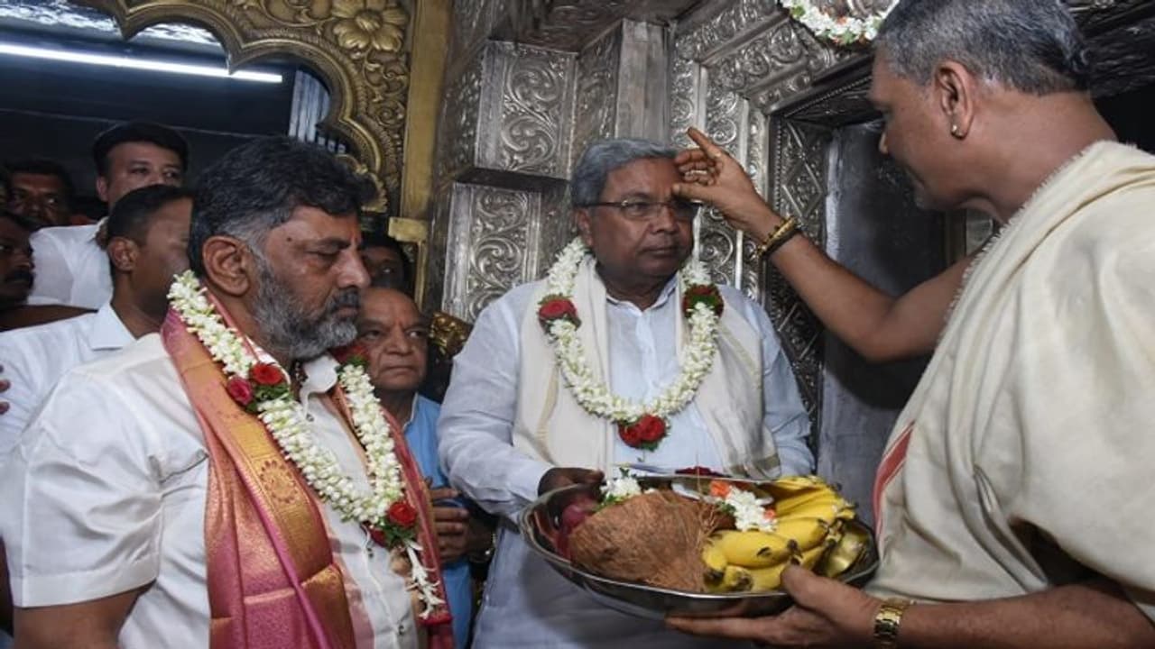 ಮೈಸೂರು: ಚಾಮುಂಡಿಬೆಟ್ಟದಲ್ಲಿ ಡಿಕೆಶಿ, ಸಿದ್ದು ಪೂಜೆ ಮೈಸೂರು: ಚಾಮುಂಡಿಬೆಟ್ಟದಲ್ಲಿ ಡಿಕೆಶಿ, ಸಿದ್ದು ಪೂಜೆ