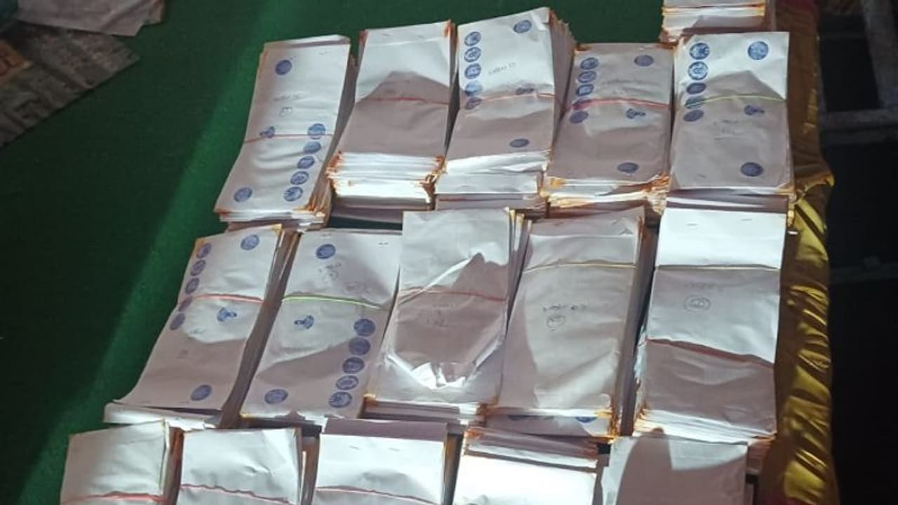 ಚಿತ್ರದುರ್ಗ: ರಘು ಆಚಾರ್‌ ನಿವಾಸದ ಮೇಲೆ ಚುನಾವಣಾ ಅಧಿಕಾರಿಗಳ ದಾಳಿ, ಕಂತೆ ಕಂತೆ ಹಣ ಪತ್ತೆ..!