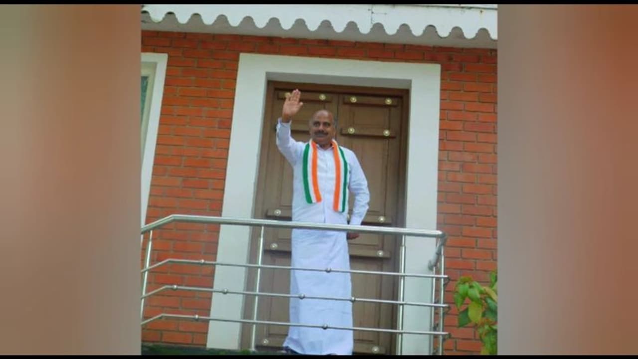 தங்கும் விடுதியில் பெண் சுற்றுலா பயணிக்கு பாலியல் தொல்லை காங்கிரஸ் மாவட்ட தலைவர் கைது தங்கும் விடுதியில் பெண் சுற்றுலா பயணிக்கு பாலியல் தொல்லை காங்கிரஸ் மாவட்ட தலைவர் கைது