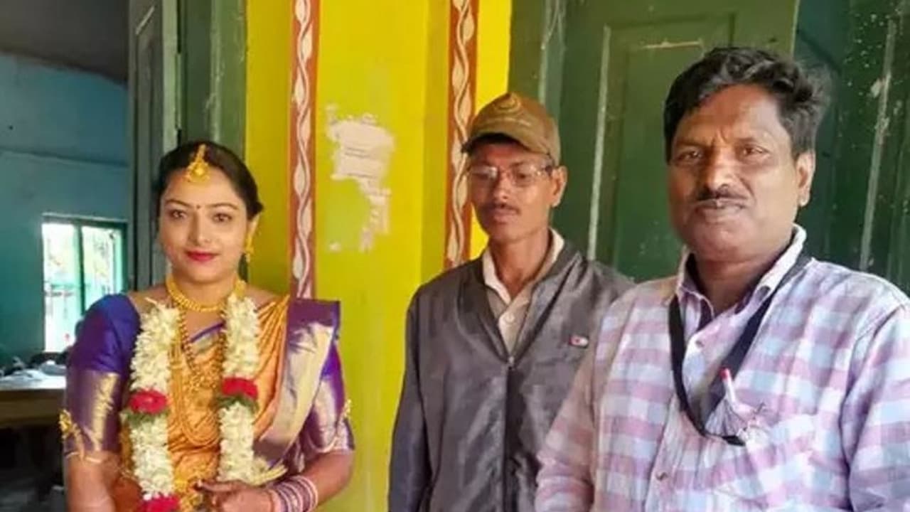 Karnataka Election 2023: చిక్కమగళూరులో పెళ్లి దుస్తుల్లో వచ్చి ఓటు వేసిన వధువు.. Karnataka Election 2023: చిక్కమగళూరులో పెళ్లి దుస్తుల్లో వచ్చి ఓటు వేసిన వధువు..