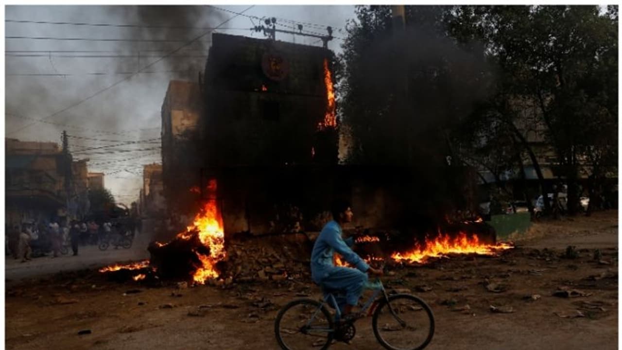 ഇമ്രാൻ ഖാന്റെ അറസ്റ്റിന് പിന്നാലെ പാകിസ്ഥാനിൽ കലാപം, 2 പേർ കൊല്ലപ്പെട്ടു, നിരോധനാജ്ഞ; ഇന്റർനെറ്റ് വിഛേദിച്ചു ഇമ്രാൻ ഖാന്റെ അറസ്റ്റിന് പിന്നാലെ പാകിസ്ഥാനിൽ കലാപം, 2 പേർ കൊല്ലപ്പെട്ടു, നിരോധനാജ്ഞ; ഇന്റർനെറ്റ് വിഛേദിച്ചു