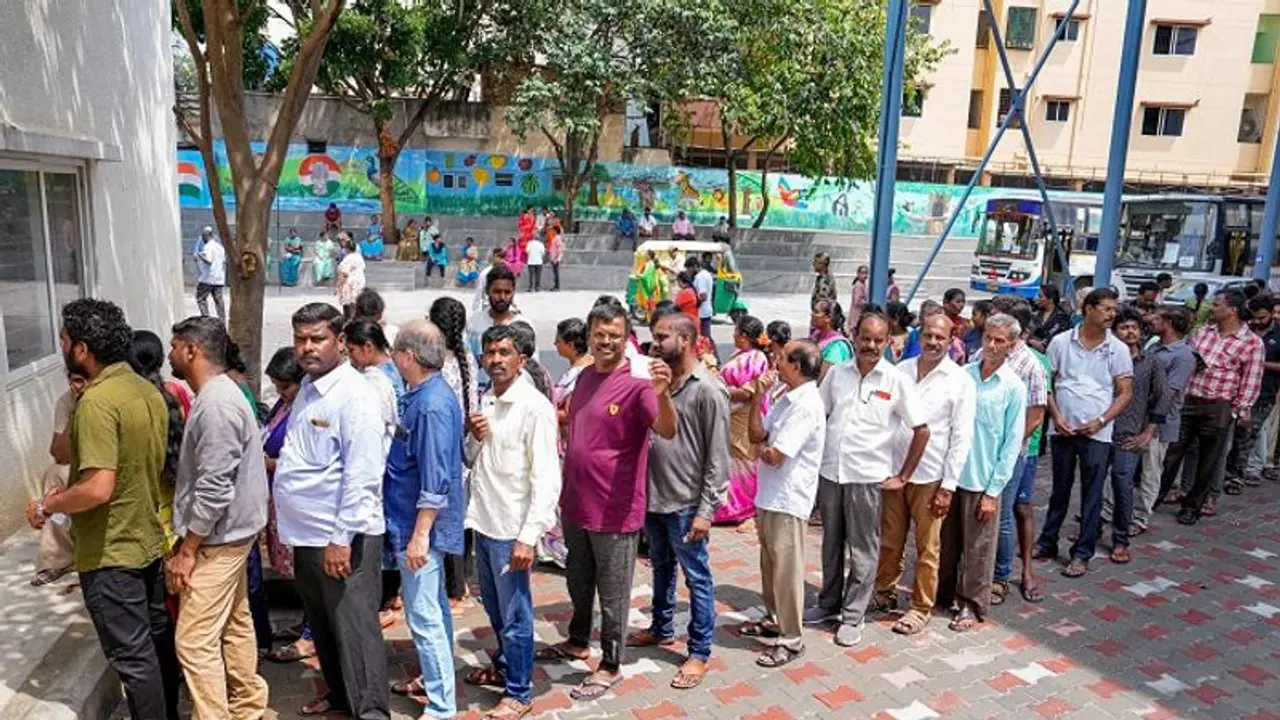  ജനം വിധിയെഴുതുന്നു; ക‍‍ർണാടകയിൽ വോട്ടെടുപ്പ് പുരോഗമിക്കുന്നു, ഭേദപ്പെട്ട പോളിംഗ് 