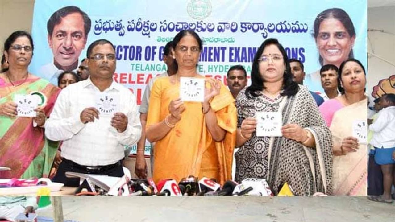 తెలంగాణ టెన్త్ ఫలితాల్లో బాలికలదే పైచేయి: రిజల్ట్స్ కోసం చెక్ చేయండిలా... తెలంగాణ టెన్త్ ఫలితాల్లో బాలికలదే పైచేయి: రిజల్ట్స్ కోసం చెక్ చేయండిలా...