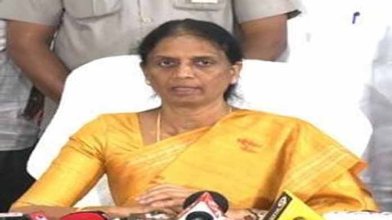 మేడమ్... పిల్లలంతా స్కూళ్లకు వెళ్లాక సెలవు ప్రకటనా..!: విద్యాశాఖమంత్రి సబితకు సామాన్యుడి ఫోన్ మేడమ్... పిల్లలంతా స్కూళ్లకు వెళ్లాక సెలవు ప్రకటనా..!: విద్యాశాఖమంత్రి సబితకు సామాన్యుడి ఫోన్