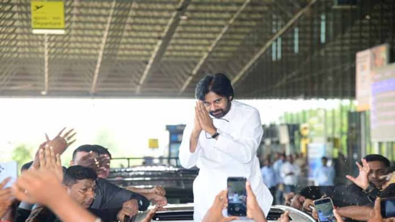 Andhra Pradesh Election 2024 : ఇక జనసైనికులకు మాస్ జాతరే ... సినిమా స్టైల్లో పవన్ ఎలక్షన్ క్యాంపెయిన్ Andhra Pradesh Election 2024 : ఇక జనసైనికులకు మాస్ జాతరే ... సినిమా స్టైల్లో పవన్ ఎలక్షన్ క్యాంపెయిన్