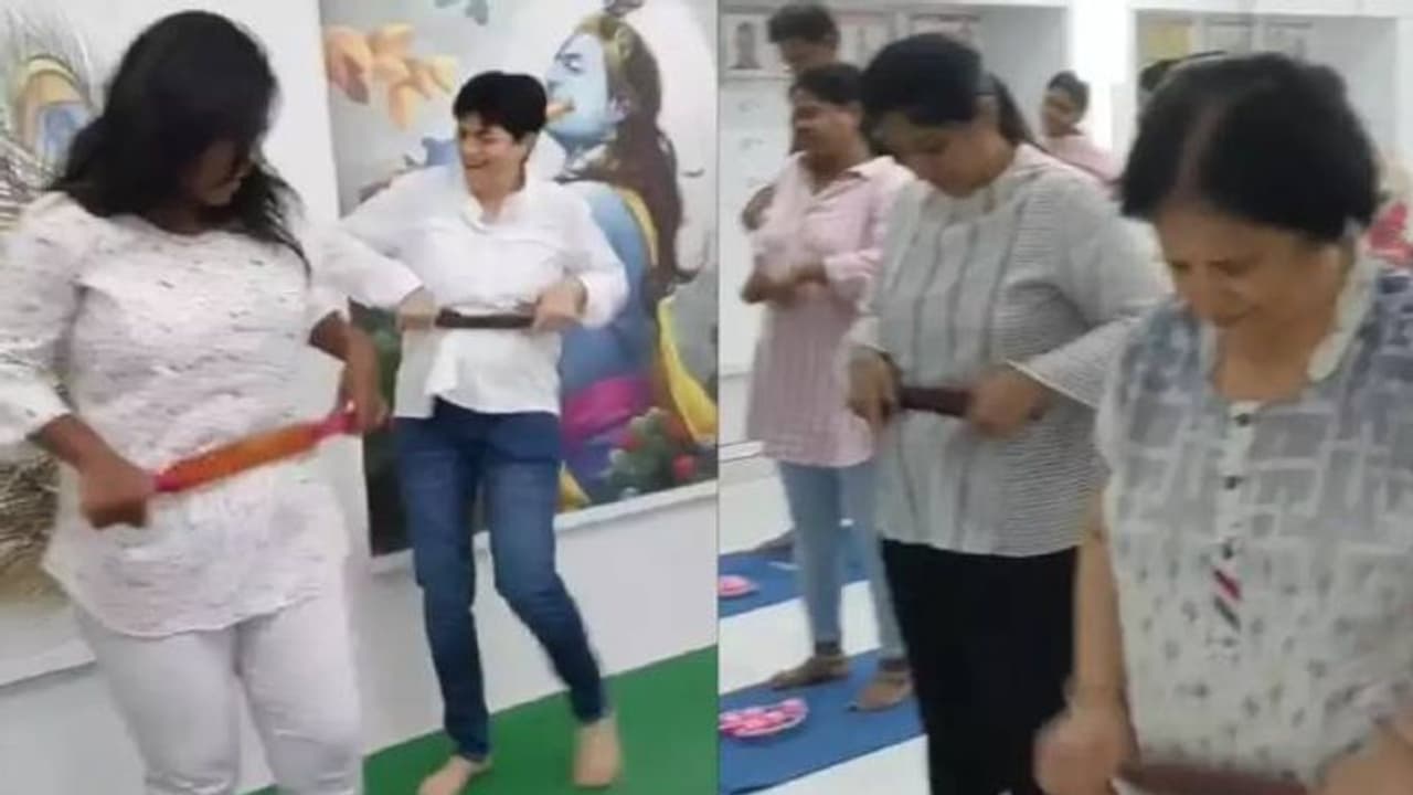 വയറുകുറയ്ക്കാൻ ചപ്പാത്തിക്കോൽ വയറിലുരുട്ടി വ്യായാമം; വൈറലായി വീഡിയോ വയറുകുറയ്ക്കാൻ ചപ്പാത്തിക്കോൽ വയറിലുരുട്ടി വ്യായാമം; വൈറലായി വീഡിയോ