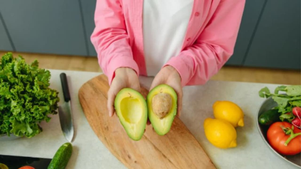 കൊളസ്ട്രോളിനെ നിയന്ത്രിക്കാന്‍ ഡയറ്റില്‍ ഉള്‍പ്പെടുത്താം ഈ ആറ് പഴങ്ങള്‍... 