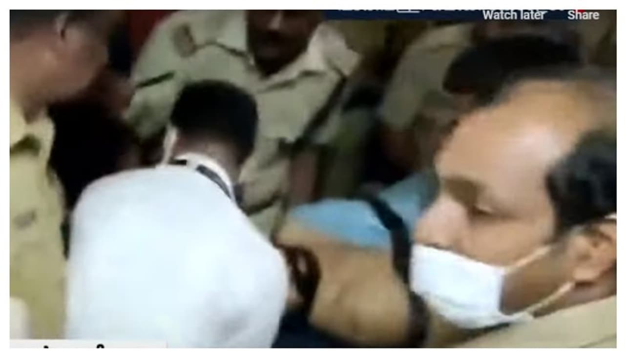 കൊട്ടാരക്കര ആശുപത്രി അതിക്രമം; പ്രതിഷേധം കടുത്തു, പ്രതി സന്ദീപിനെ പാരിപ്പള്ളി മെഡിക്കൽ കോളേജിൽ നിന്നും മാറ്റി കൊട്ടാരക്കര ആശുപത്രി അതിക്രമം; പ്രതിഷേധം കടുത്തു, പ്രതി സന്ദീപിനെ പാരിപ്പള്ളി മെഡിക്കൽ കോളേജിൽ നിന്നും മാറ്റി