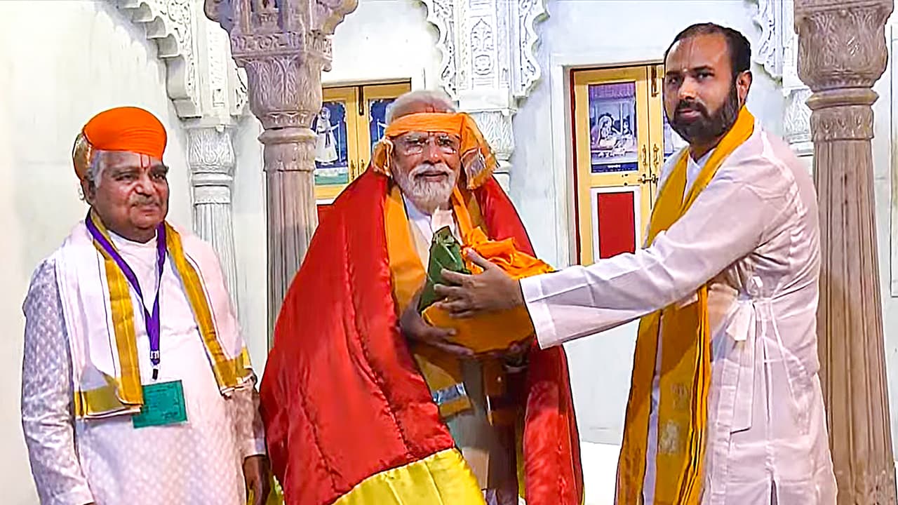 কিছু মানুষ দেশের ভাল দেখতেই পারে না, অশোক গেহলটকে পাশে বসিয়ে বিরোধীদের তোপ মোদীর কিছু মানুষ দেশের ভাল দেখতেই পারে না, অশোক গেহলটকে পাশে বসিয়ে বিরোধীদের তোপ মোদীর