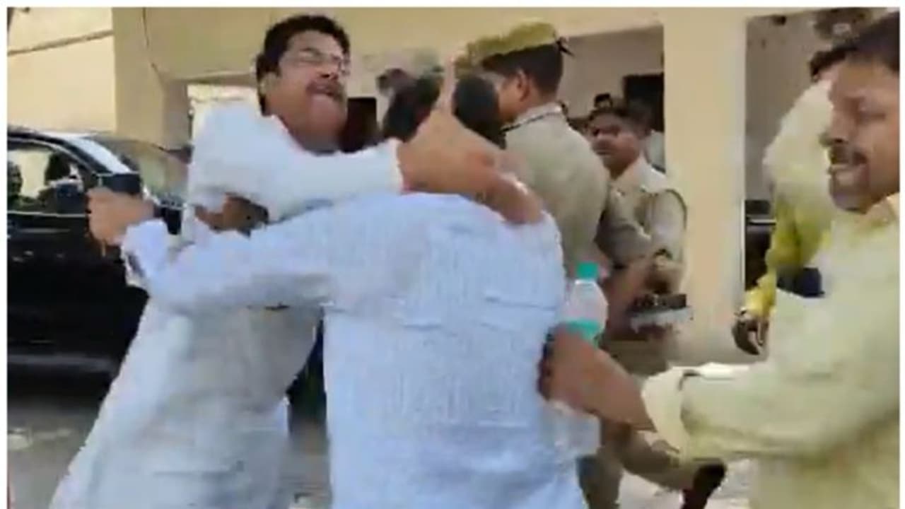 పోలీసు స్టేషన్ ప్రాంగణంలోనే బీజేపీ నేతపై దాడి చేసిన సమాజ్వాదీ ఎమ్మెల్యే.. వైరల్ వీడియో ఇదే పోలీసు స్టేషన్ ప్రాంగణంలోనే బీజేపీ నేతపై దాడి చేసిన సమాజ్వాదీ ఎమ్మెల్యే.. వైరల్ వీడియో ఇదే