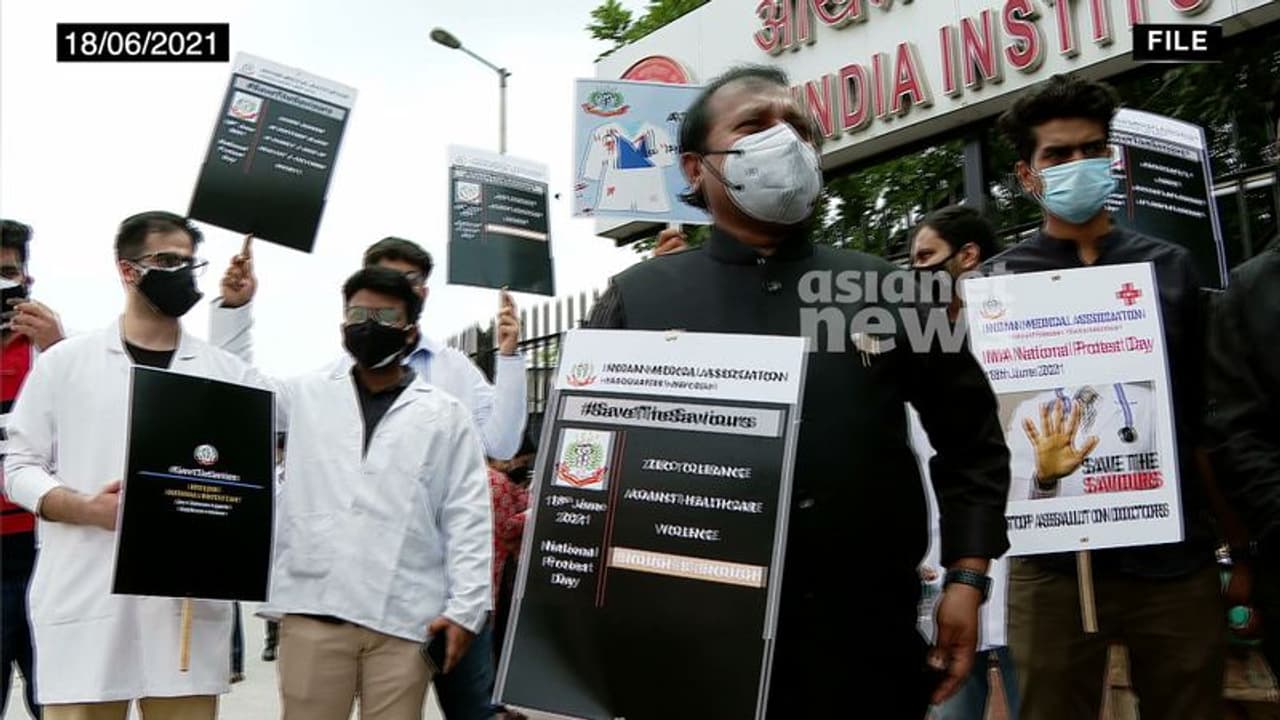 ആരോഗ്യ പ്രവർത്തകരുടെ സുരക്ഷ: കേന്ദ്ര നിയമം പാതിവഴിയിൽ അവസാനിപ്പിച്ചു; കരട് പുറത്തിറക്കി, പിന്നീട് പിൻവലിച്ചു ആരോഗ്യ പ്രവർത്തകരുടെ സുരക്ഷ: കേന്ദ്ര നിയമം പാതിവഴിയിൽ അവസാനിപ്പിച്ചു; കരട് പുറത്തിറക്കി, പിന്നീട് പിൻവലിച്ചു