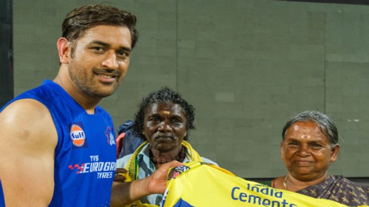 ദ എലഫെന്‍റ് വിസ്പേഴ്സിലെ ബൊമ്മനും ബെല്ലിക്കുമൊപ്പം സമയം പങ്കിട്ട് ധോണി! സിഎസ്കെയുടെ ആദരം വേറെ വീഡിയോ