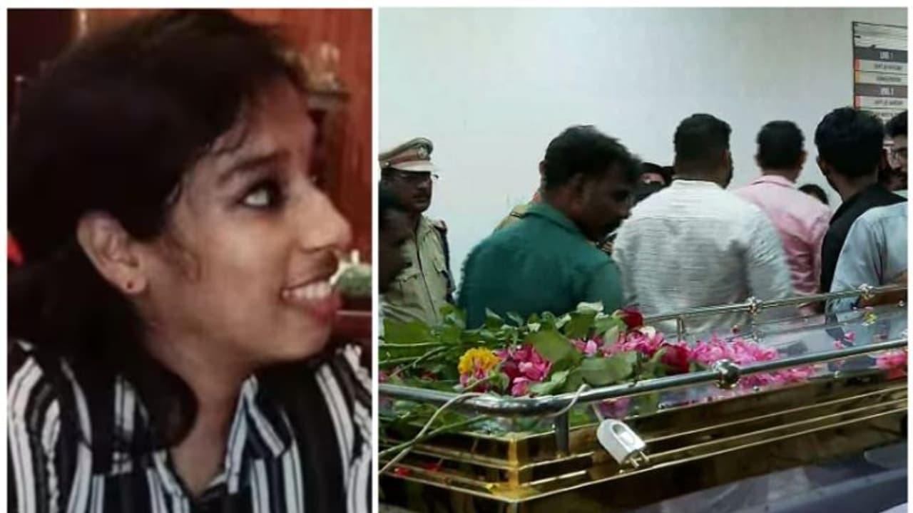 കണ്ണ് നിറഞ്ഞ്, നടുക്കം മാറാതെ കൂട്ടുകാരും അധ്യാപകരും; വന്ദനയുടെ മൃതശരീരം പൊതുദർശനത്തിന്, സംസ്കാരം നാളെ കണ്ണ് നിറഞ്ഞ്, നടുക്കം മാറാതെ കൂട്ടുകാരും അധ്യാപകരും; വന്ദനയുടെ മൃതശരീരം പൊതുദർശനത്തിന്, സംസ്കാരം നാളെ