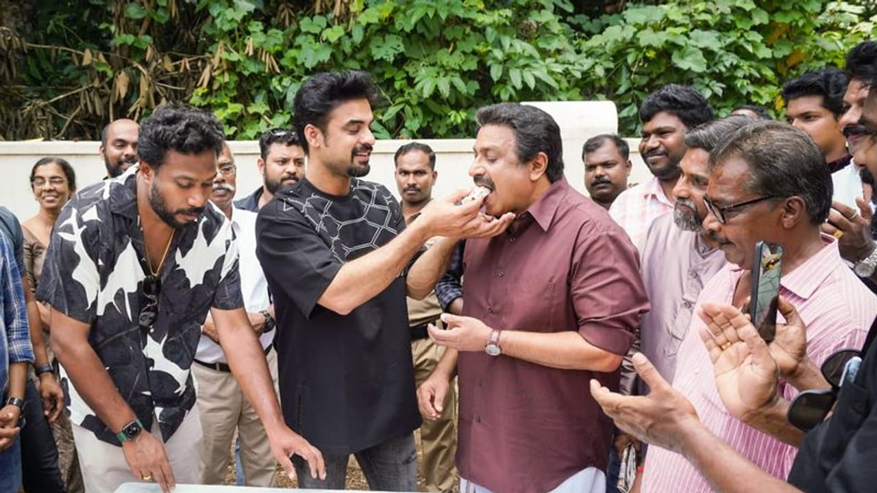 ടൊവിനൊ നായകനാകുന്ന 'അന്വേഷിപ്പിൻ കണ്ടെത്തും', രണ്ടാം ഷെഡ്യുൾ ആരംഭിച്ചു ടൊവിനൊ നായകനാകുന്ന 'അന്വേഷിപ്പിൻ കണ്ടെത്തും', രണ്ടാം ഷെഡ്യുൾ ആരംഭിച്ചു