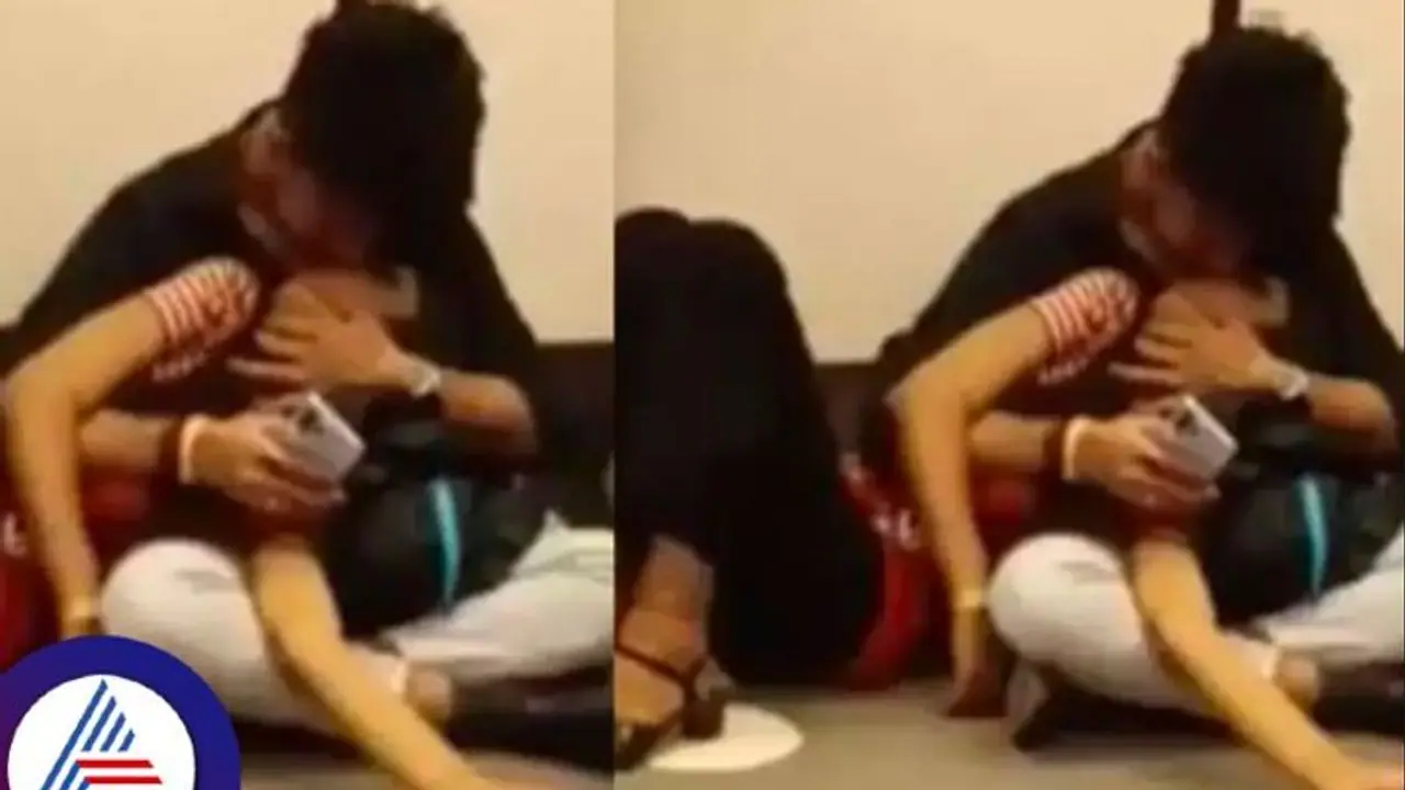 ದೆಹಲಿ ಮೆಟ್ರೋದಲ್ಲಿ ಜೋಡಿಯ ಲಿಪ್ಲಾಕ್, ಪೋರ್ನ್ಹಬ್ ಮಾಡ್ಬಿಡಿ ಎಂದು ಕಿಡಿಕಾರಿದ ನೆಟ್ಟಿಗರು ದೆಹಲಿ ಮೆಟ್ರೋದಲ್ಲಿ ಜೋಡಿಯ ಲಿಪ್ಲಾಕ್, ಪೋರ್ನ್ಹಬ್ ಮಾಡ್ಬಿಡಿ ಎಂದು ಕಿಡಿಕಾರಿದ ನೆಟ್ಟಿಗರು