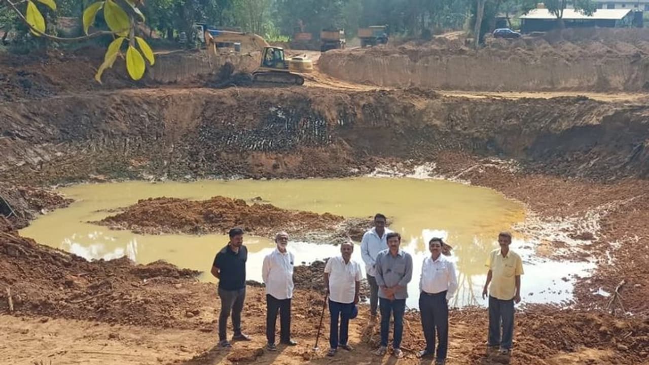 ನಳನಳಿಸಲಿದೆ ಶಿರಸಿ ಜೈನ ಮಠದ ಕೆರೆ: 30 ಅಡಿ ಆಳದವರೆಗೆ ಹೂಳು ತೆರವು