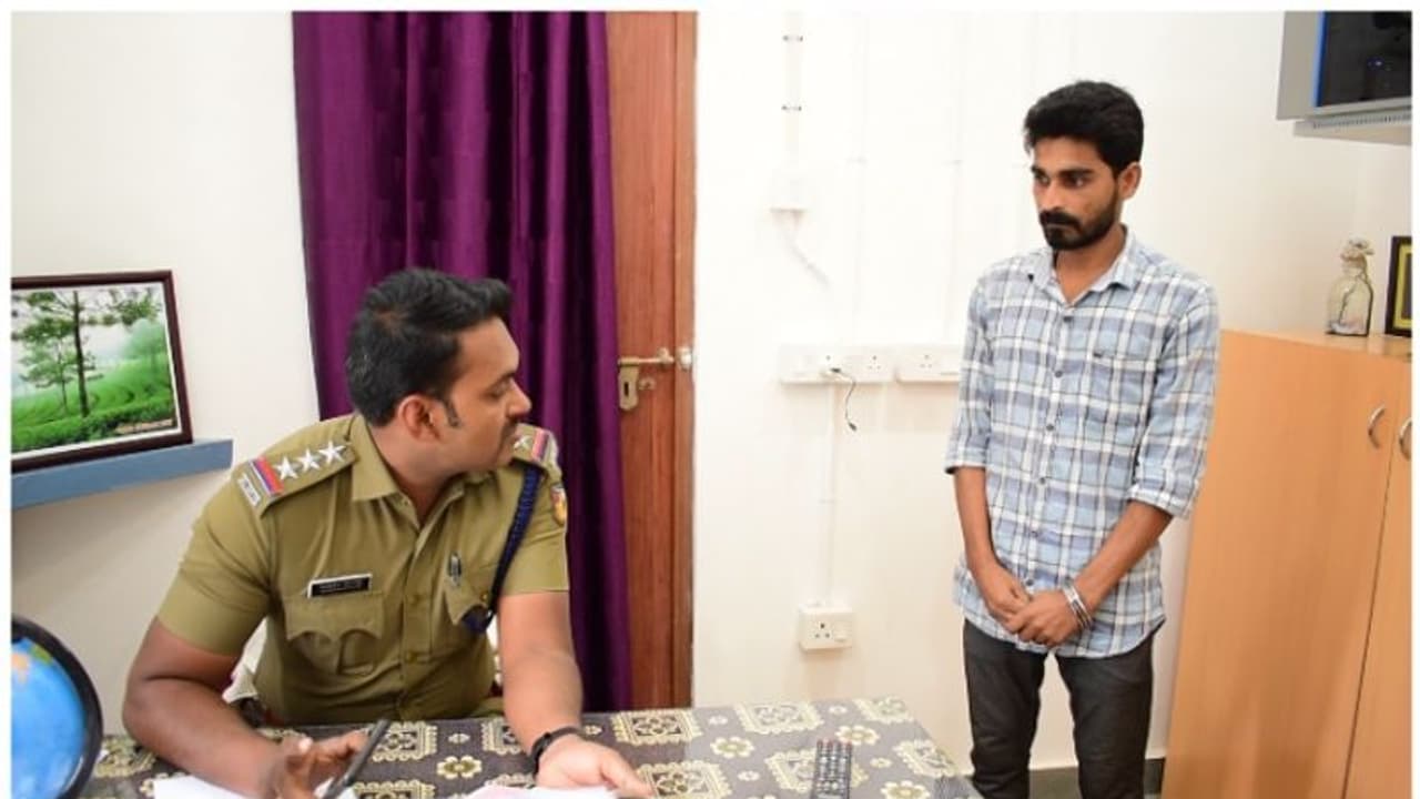 മാങ്കുളത്ത് വിദ്യാർഥിനിയെ പ്രണയം നടിച്ച് വഞ്ചിച്ചു; അശ്ലീല വീഡിയോ പ്രചരിപ്പിച്ച ഇതരസംസ്ഥാന തൊഴിലാളി പിടിയിൽ മാങ്കുളത്ത് വിദ്യാർഥിനിയെ പ്രണയം നടിച്ച് വഞ്ചിച്ചു; അശ്ലീല വീഡിയോ പ്രചരിപ്പിച്ച ഇതരസംസ്ഥാന തൊഴിലാളി പിടിയിൽ