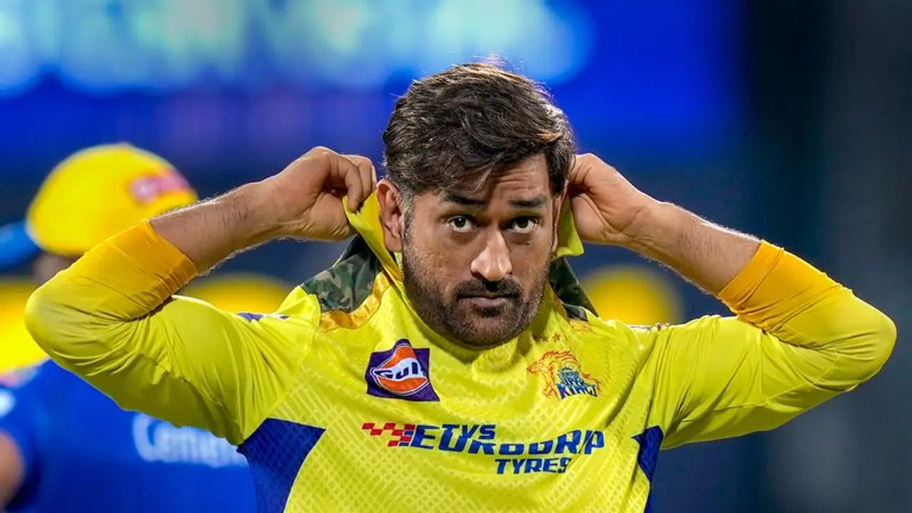 ധോണിയുടെ പേര് വിളിച്ചതേയുള്ളൂ; തല പൊട്ടിപ്പോകുന്ന ശബ്ദത്തില് ഇരമ്പി 'തല' ഫാന്സ് വീഡിയോ ധോണിയുടെ പേര് വിളിച്ചതേയുള്ളൂ; തല പൊട്ടിപ്പോകുന്ന ശബ്ദത്തില് ഇരമ്പി 'തല' ഫാന്സ് വീഡിയോ