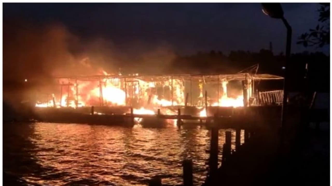 കണ്ണൂരിൽ അറ്റകുറ്റപ്പണിക്കായി പുഴയോരത്ത് നിർത്തിയിരുന്ന ഹൗസ് ബോട്ട് കത്തി നശിച്ചു കണ്ണൂരിൽ അറ്റകുറ്റപ്പണിക്കായി പുഴയോരത്ത് നിർത്തിയിരുന്ന ഹൗസ് ബോട്ട് കത്തി നശിച്ചു