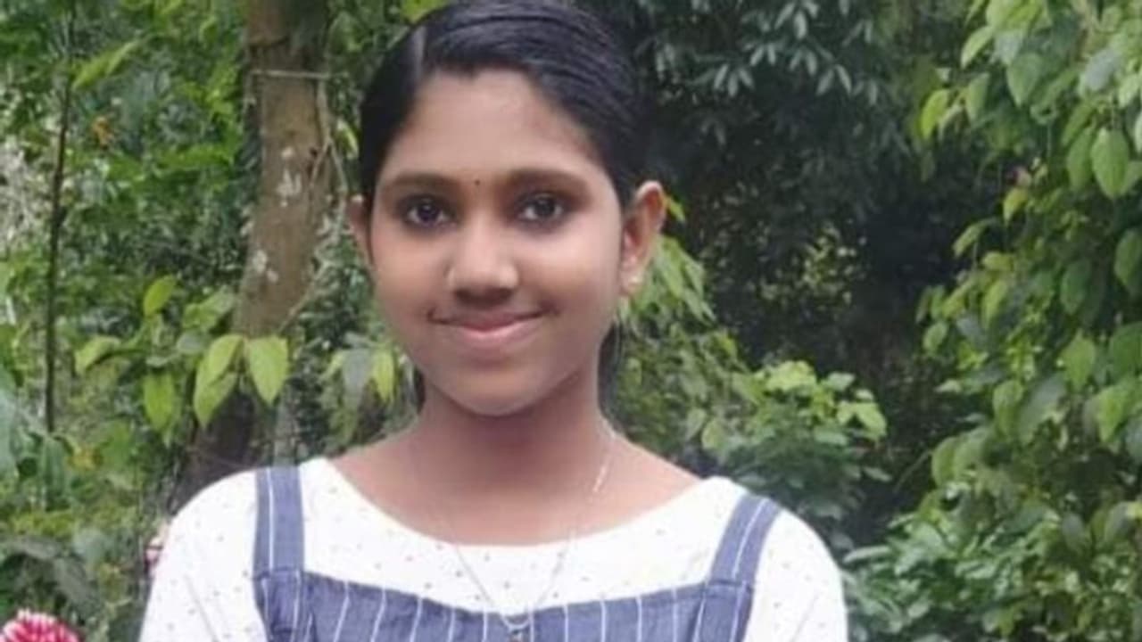 'മീനിന് തീറ്റ കൊടുക്കാൻ പോയ മകളെ കാണാനില്ല, കുളത്തിൽ ചെരുപ്പ്'; പടുതാകുളത്തിൽ വീണ് 16 കാരിക്ക് ദാരുണാന്ത്യം