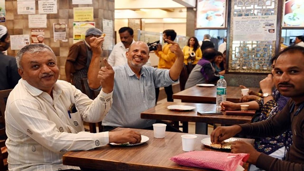 Karnataka Election 2023: ಮತದಾರರಿಗೆ ಉಚಿತ ತಿನಿಸು: ತಡರಾತ್ರಿ ತೀರ್ಪು Karnataka Election 2023: ಮತದಾರರಿಗೆ ಉಚಿತ ತಿನಿಸು: ತಡರಾತ್ರಿ ತೀರ್ಪು