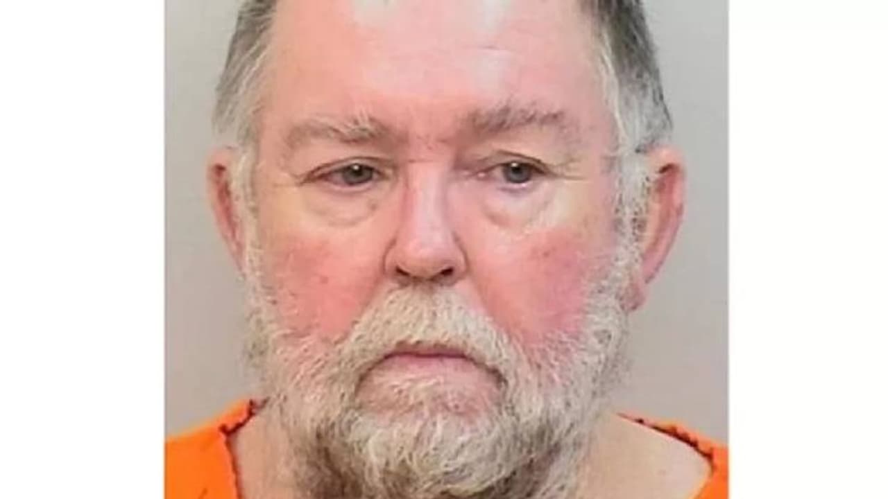 തന്റെ മുറ്റത്ത് ഒളിച്ചുകളിക്കുകയായിരുന്ന 14 കാരിക്ക് നേരെ വെടിയുതിർത്ത് അയൽക്കാരൻ തന്റെ മുറ്റത്ത് ഒളിച്ചുകളിക്കുകയായിരുന്ന 14 കാരിക്ക് നേരെ വെടിയുതിർത്ത് അയൽക്കാരൻ