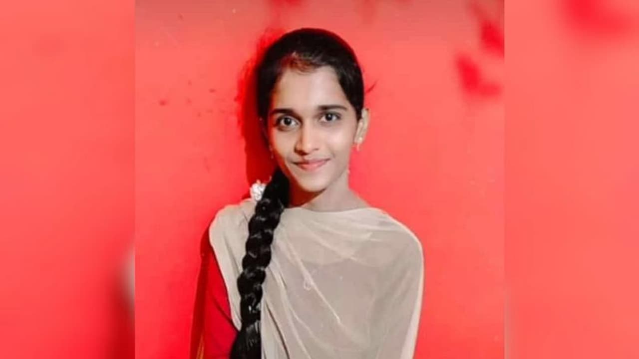 நெல்லையில் பேருந்து சக்கரத்தில் சிக்கி இளம் பெண் பலி; சிசிடிவி காட்சி வெளியாகி பரபரப்பு நெல்லையில் பேருந்து சக்கரத்தில் சிக்கி இளம் பெண் பலி; சிசிடிவி காட்சி வெளியாகி பரபரப்பு