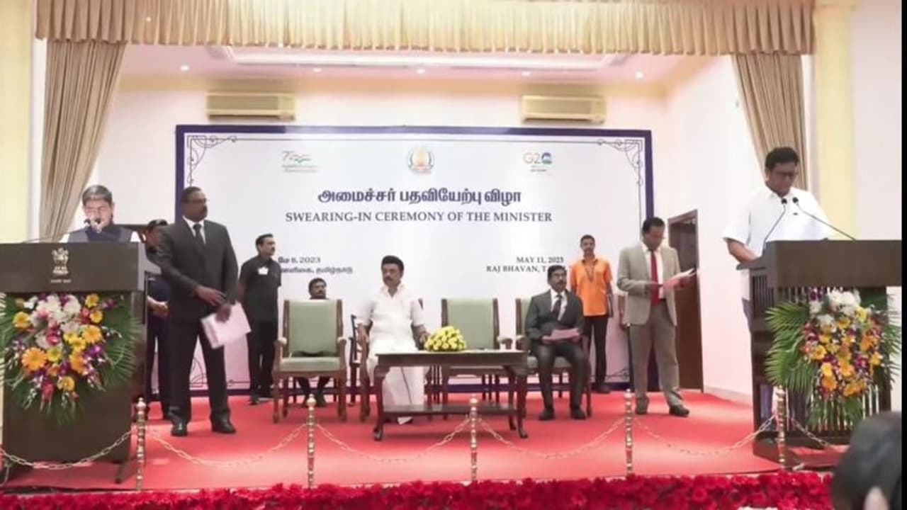 அமைச்சராக பதவியேற்ற டிஆர்பி ராஜா..! பதவி பிரமாணம் செய்து வைத்த ஆளுநர் ரவி அமைச்சராக பதவியேற்ற டிஆர்பி ராஜா..! பதவி பிரமாணம் செய்து வைத்த ஆளுநர் ரவி