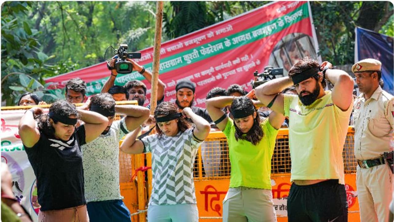 ബ്രിജ് ഭൂഷനെതിരായ സമരം: കറുത്ത ബാഡ്ജ് ധരിച്ച് താരങ്ങൾ, പ്രായപൂർത്തിയാകാത്ത പെൺകുട്ടിയുടെ മൊഴി രേഖപ്പെടുത്തി