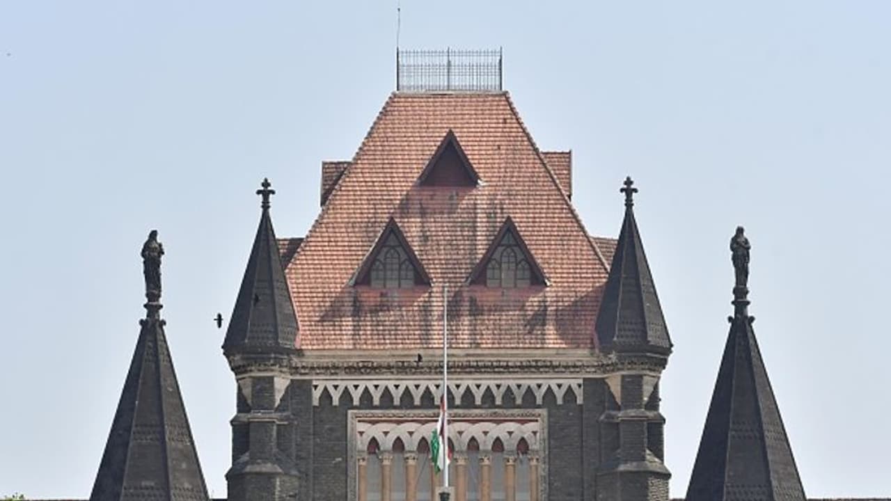 ആശ്രിത നിയമന ലിസ്റ്റിലുള്ള ആളെ മാറ്റി പകരം സഹോദരിയെ വയ്ക്കാമെന്ന് മുംബൈ ഹൈക്കോടതി വിധി ആശ്രിത നിയമന ലിസ്റ്റിലുള്ള ആളെ മാറ്റി പകരം സഹോദരിയെ വയ്ക്കാമെന്ന് മുംബൈ ഹൈക്കോടതി വിധി