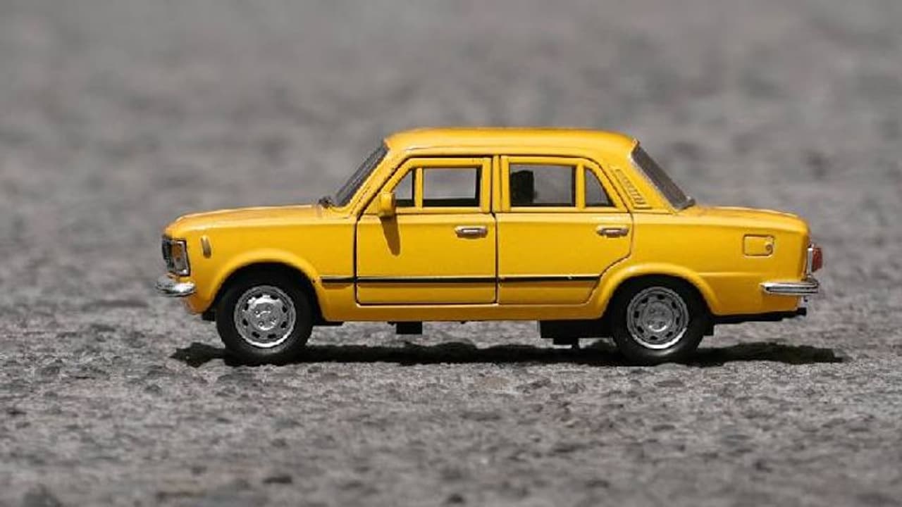 ഡിജെ പാർട്ടിയ്ക്ക് ടിക്കെറ്റെടുത്താൽ കാർ നൽകുമെന്ന് വാഗ്ദാനം, ടിക്കറ്റെടുത്ത വിജയിക്ക് കിട്ടിയത് ടോയ് കാർ ഡിജെ പാർട്ടിയ്ക്ക് ടിക്കെറ്റെടുത്താൽ കാർ നൽകുമെന്ന് വാഗ്ദാനം, ടിക്കറ്റെടുത്ത വിജയിക്ക് കിട്ടിയത് ടോയ് കാർ