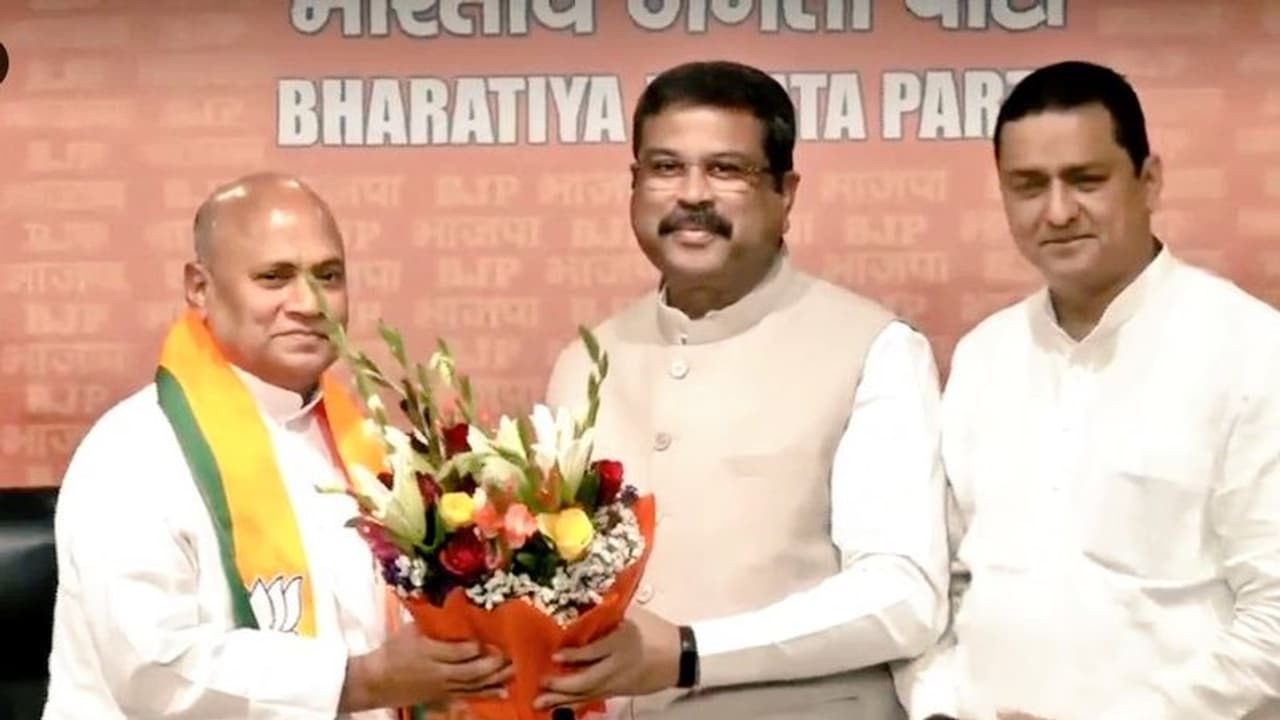 బీజేపీలో చేరిన జేడీయూ మాజీ అధ్యక్షుడు ఆర్సీపీ సింగ్.. బీజేపీలో చేరిన జేడీయూ మాజీ అధ్యక్షుడు ఆర్సీపీ సింగ్..