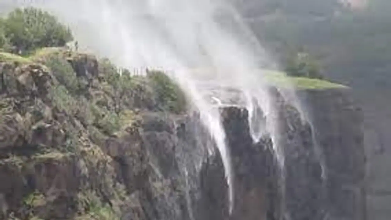 ములుగు వీరభద్రం అడవుల్లో చిక్కుకున్న పర్యాటకులు సేఫ్.. ఎన్డీఆర్ఎఫ్ రెస్క్యూ ఆపరేషన్ సక్సెస్...