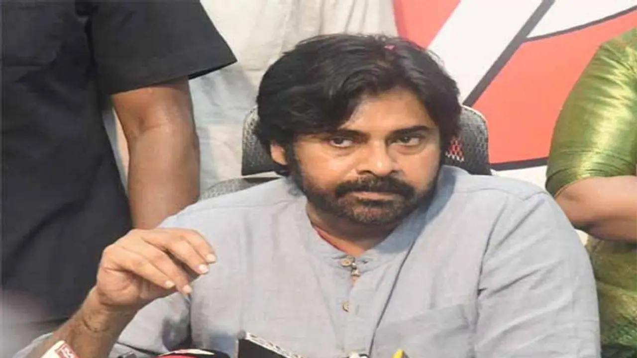 పవన్ కళ్యాణ్కు షాక్: విజయవాడ సివిల్ కోర్టులో మహిళ వాలంటీర్ ఫిర్యాదు పవన్ కళ్యాణ్కు షాక్: విజయవాడ సివిల్ కోర్టులో మహిళ వాలంటీర్ ఫిర్యాదు