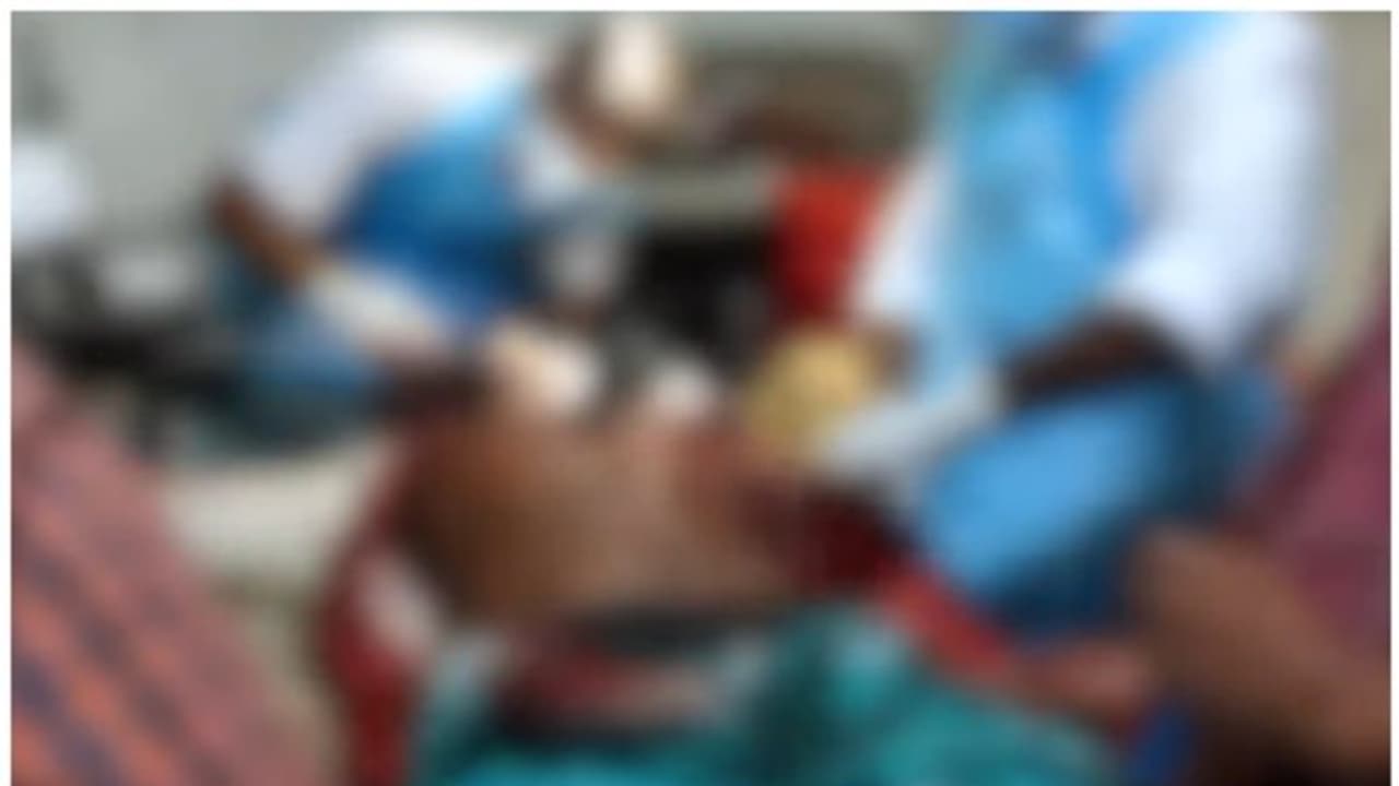 നെടുങ്കണ്ടം താലൂക്ക് ആശുപത്രിയിൽ പൊലീസ് ചികിത്സക്കെത്തിച്ചയാൾ അക്രമാസക്തനായി, ഒടുവിൽ കെട്ടിയിട്ട് ചികിത്സ നെടുങ്കണ്ടം താലൂക്ക് ആശുപത്രിയിൽ പൊലീസ് ചികിത്സക്കെത്തിച്ചയാൾ അക്രമാസക്തനായി, ഒടുവിൽ കെട്ടിയിട്ട് ചികിത്സ