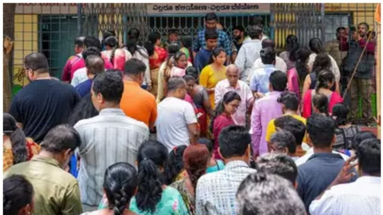 കർണാടകയിൽ റെക്കോർഡ് പോളിംഗ്; ഇത്തവണ 73.19 ശതമാനം, 1952 ന് ശേഷമുള്ള കൂടിയ പോളിംഗ് കർണാടകയിൽ റെക്കോർഡ് പോളിംഗ്; ഇത്തവണ 73.19 ശതമാനം, 1952 ന് ശേഷമുള്ള കൂടിയ പോളിംഗ്