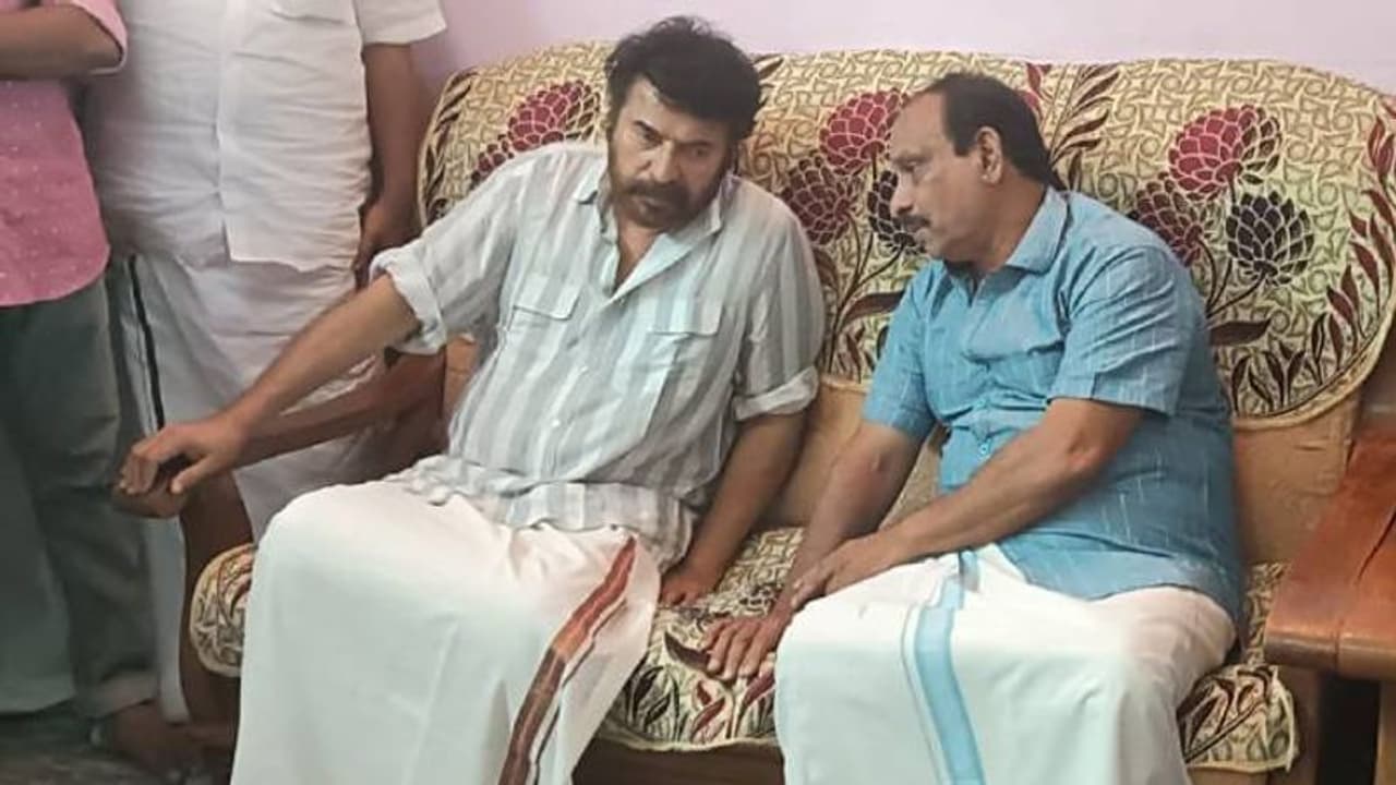 ഡോ. വന്ദനയുടെ വീട്ടിലെത്തി പിതാവിനെ ആശ്വസിപ്പിച്ച് മമ്മൂട്ടി ഡോ. വന്ദനയുടെ വീട്ടിലെത്തി പിതാവിനെ ആശ്വസിപ്പിച്ച് മമ്മൂട്ടി