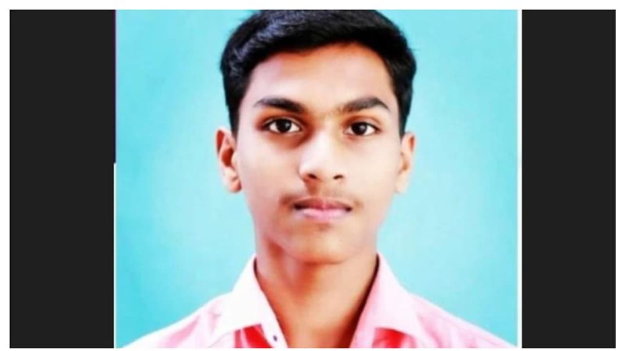 വീടിനുള്ളിൽ പഠിച്ചുകൊണ്ടിരിക്കെ പാമ്പുകടിച്ചു; പത്താം ക്ലാസ് വിദ്യാർഥിക്ക് ദാരുണാന്ത്യം വീടിനുള്ളിൽ പഠിച്ചുകൊണ്ടിരിക്കെ പാമ്പുകടിച്ചു; പത്താം ക്ലാസ് വിദ്യാർഥിക്ക് ദാരുണാന്ത്യം