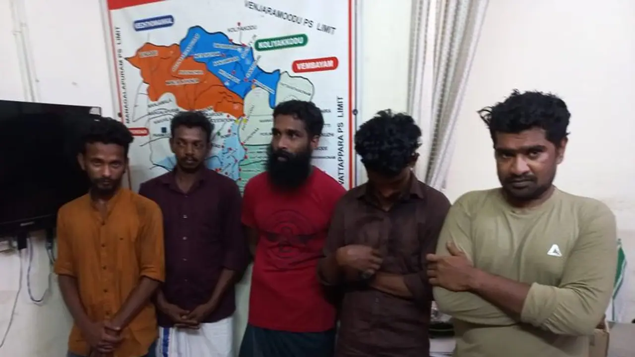 ബൈക്ക് തടഞ്ഞു നിർത്തി മർദ്ദിച്ചു, സ്വർണമാല കവർന്നു; പ്രതികൾ പിടിയിൽ ബൈക്ക് തടഞ്ഞു നിർത്തി മർദ്ദിച്ചു, സ്വർണമാല കവർന്നു; പ്രതികൾ പിടിയിൽ