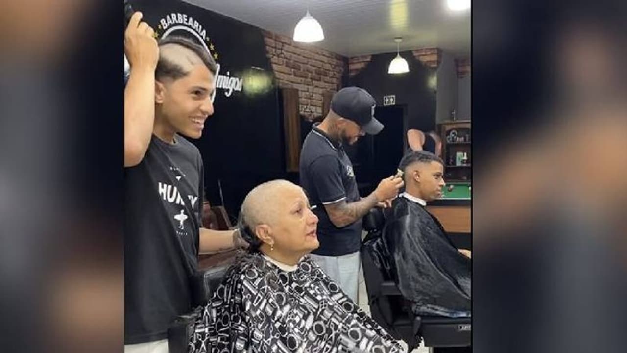 Viral video : കാൻസറുള്ള അമ്മയ്ക്ക് പിന്തുണ, സ്വന്തം മുടിയും കളഞ്ഞ് ബാർബറായ മകൻ, കൂടെച്ചേർന്ന് സഹപ്രവർത്തകരും Viral video : കാൻസറുള്ള അമ്മയ്ക്ക് പിന്തുണ, സ്വന്തം മുടിയും കളഞ്ഞ് ബാർബറായ മകൻ, കൂടെച്ചേർന്ന് സഹപ്രവർത്തകരും