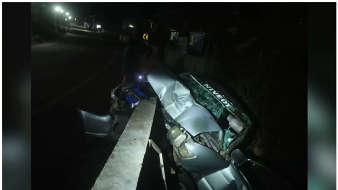 കാര്‍ കലുങ്കിലിടിച്ച് 8 വയസുകാരനടക്കം രണ്ട് മരണം; ഏഴ് പേർക്ക് പരിക്ക്