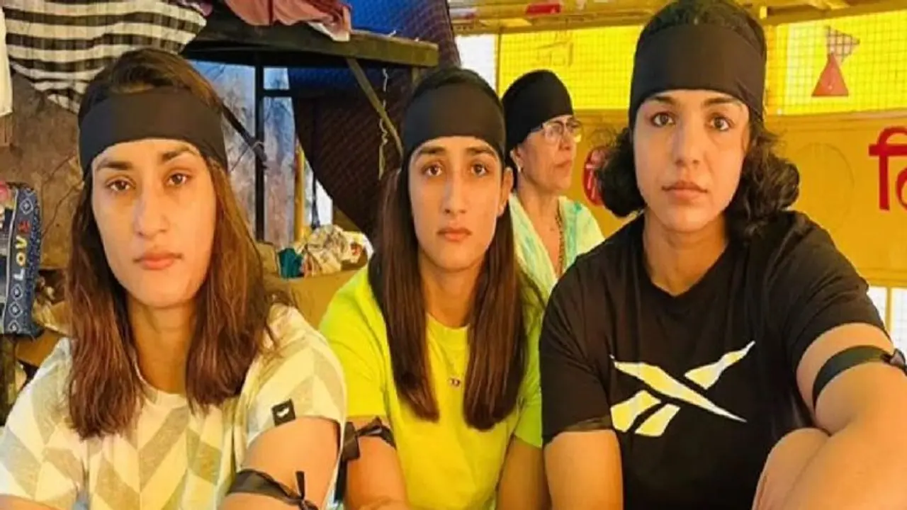 Wrestlers Protest: ಕಪ್ಪು ಪಟ್ಟಿ ಧರಿಸಿ ಕರಾಳ ದಿನ ಆಚರಿಸಿದ ಕುಸ್ತಿಪಟುಗಳು! Wrestlers Protest: ಕಪ್ಪು ಪಟ್ಟಿ ಧರಿಸಿ ಕರಾಳ ದಿನ ಆಚರಿಸಿದ ಕುಸ್ತಿಪಟುಗಳು!